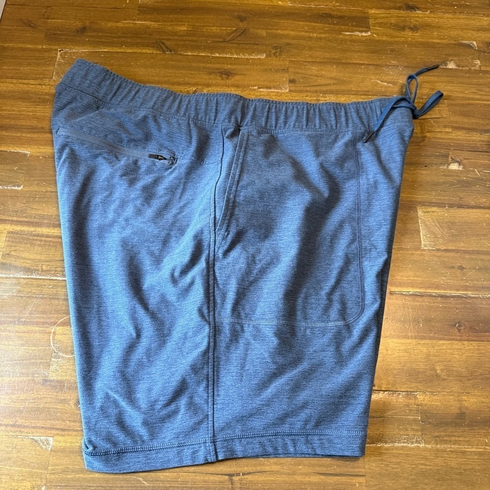 Mountain Hardware Chillaction Shorts - Picture 8 of 11